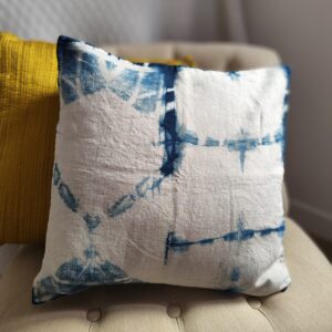 housse de coussin en lin couleur bleu et blanc teint avec de l'indigo