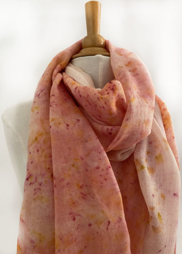 photo écharpe soie et laine teint en éco-print cochenille, millepertuis, rose d'inde, camomille