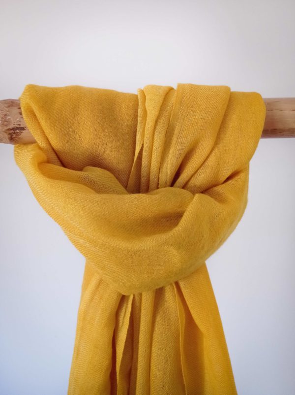 echarpe en laine et soie - coloris jaune or teint au solidage du canada