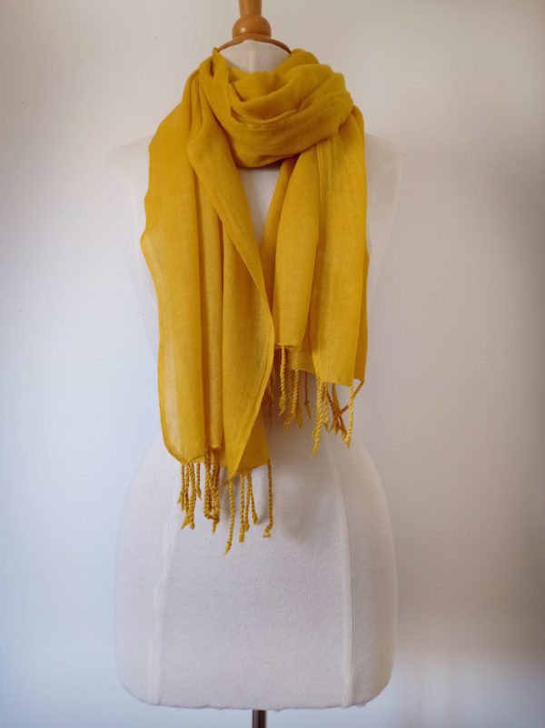 echarpe en soie et en laine - teint avec du solidage du canada en jaune d'or