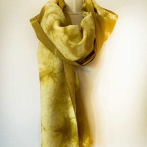 écharpe en lin teint en jaune artichaut et millepertuis