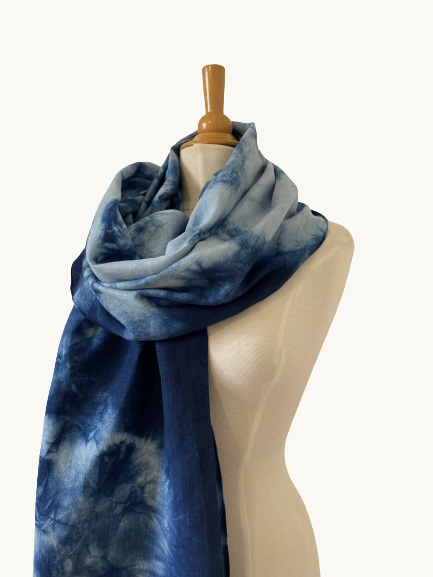 photo écharpe pur lin tissée artisanalement teint en indigo naturel avec des shibori qui créent des réserves de blanc