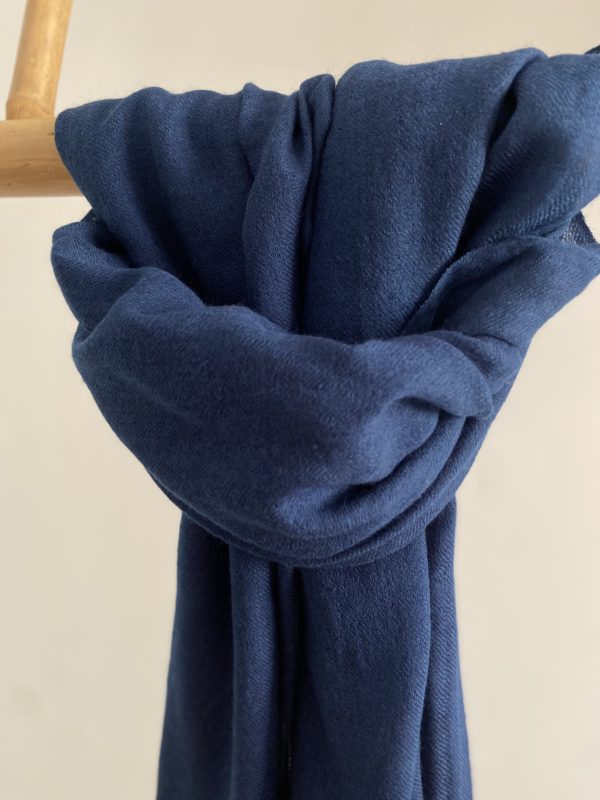 photo zoom sur l'écharpe laine mérinos teint en indigo biologique
