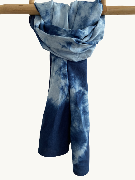 écharpe en lin couleur indigo décoré de shibori nouer sur elle même
