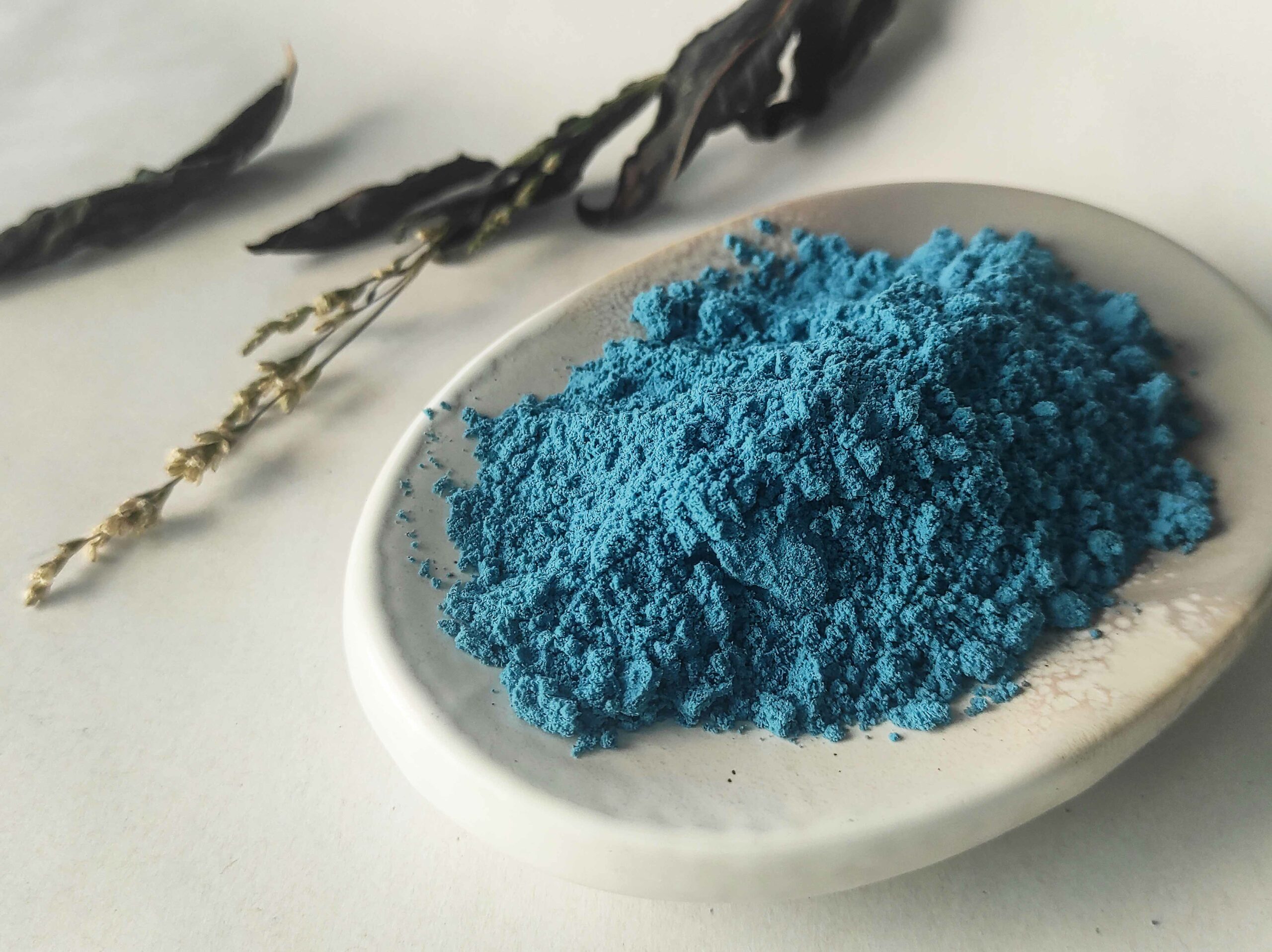 poudre de pigment bleu maya d'une couleur bleu ciel