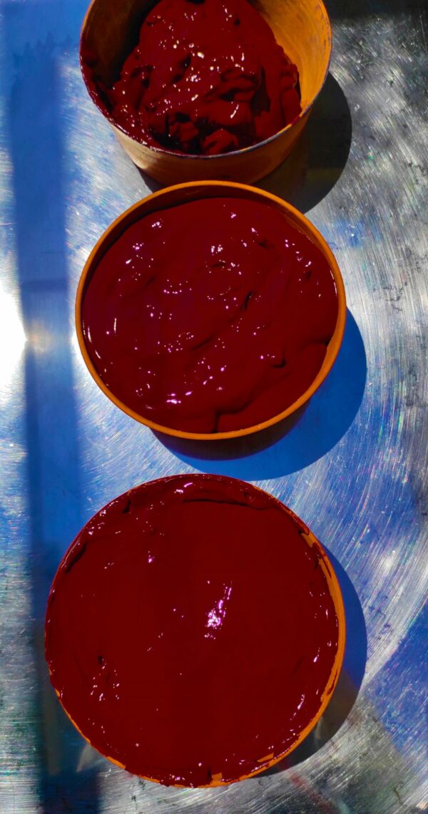 laque rouge de garance des teinturiers en pâte à séchée dans des pots en terre cuite