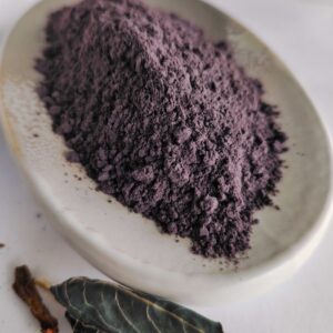 photo d'un pigment violet fait avec du bleu maya et du rose garance