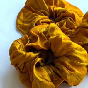 photo de chouchou en satin de soie orange dorée teint avec de la rose d'inde