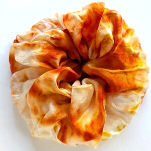 chouchou en soie eco print orange flanboyant avec du coréopsis lancéolé