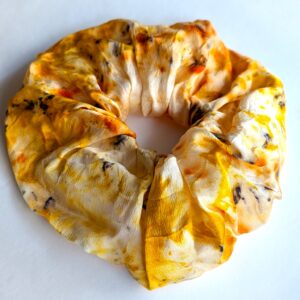 chouchou en satin de soie teint en éco-print tournesol, rose d'inde et coréopsis lancéolé