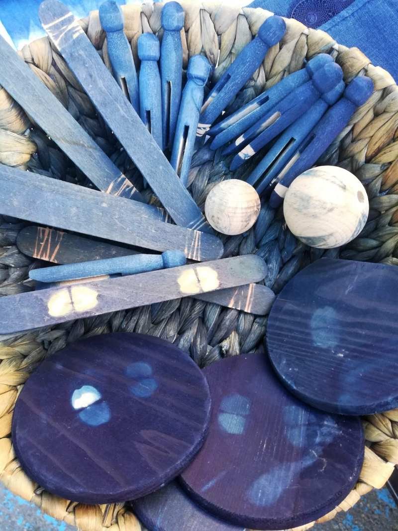 Matériel utilisé pour réaliser des motifs shibori en teinture végétale sur tissu
